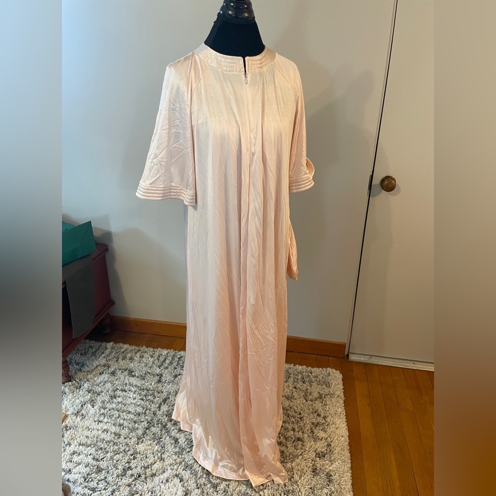 Vintage 2 piece Vanity Fair Cream Lace Trim Lingerie Nightgown and Robe - Picture 10 of 12